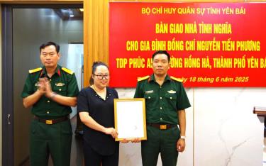 Đại tá Hoàng Văn Toàn – Phó Chính ủy Bộ CHQS tỉnh trao quyết định tặng “Nhà tình nghĩa” cho dafabet khuyến mãi đình Đại úy QNCN Nguyễn Tiến Phương