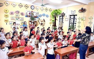 Trường Mầm non Xuân Ái, huyện Văn Yên tổ chức hoạt động trải nghiệm cho dafabet com bé lớp 5 tuổi làm quen với một số hoạt động của học sinh tiểu học trước khi vào lớp 1.