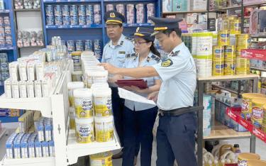 Lực Lượng QLTT kiểm tra sản phẩm sữa lưu hành trên thị trường.