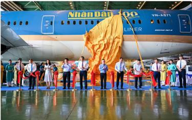 Nhân kỷ niệm 100 năm Ngày Báo chí Cách mạng Việt Nam (21/6/1925-216/2025), Báo Nhân Dân và Vietnam Airlines đã phối hợp ra mắt một chiếc máy bay mang diện mạo đặc biệt.