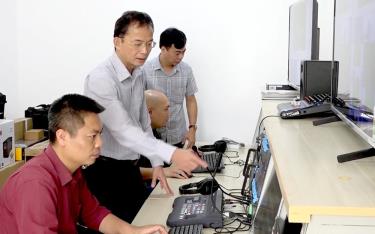 Đồng chí Hà Ngọc Văn - Tổng Biên tập Báo Yên Bái chỉ đạo phóng viên Phòng Báo in - Báo Điện tử sản xuất sản phẩm truyền hình Internet.