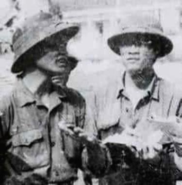 Nhà đăng nhập dafabet Bùi Anh Túy (bên phải) và Tiểu đoàn trưởng Pháo binh Lê Văn Thám tại mặt trận Cam Đường (Lào Cai).