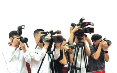 Các phóng viên tác nghiệp trước sự kiện lớn.