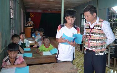 Nghệ nhân Hờ A Thào hướng dẫn, dạy thổi khèn Mông cho các học viên tại nhà văn hoá thôn Tà Chử, xã Bản Công, huyện Trạm Tấu.