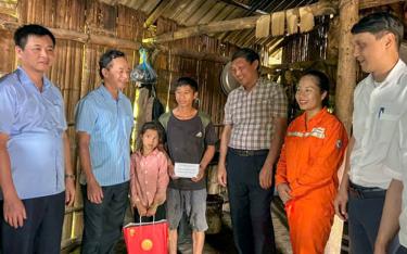 Lãnh đạo Công ty Điện lực Yên Bái thăm, tặng quà cho các hộ gia đình có hoàn cảnh khó khăn xã Sùng Đô, huyện Văn Chấn