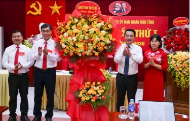Chủ tịch UBND tỉnh Nguyễn Tuấn Anh tặng hoa chúc mừng Đại hội.
