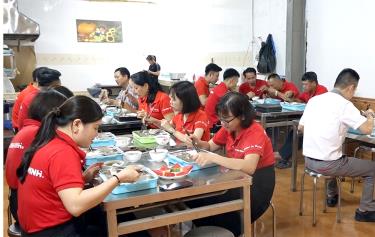 Công tác đảm bảo vệ sinh ATTP những bữa ăn tập thể cho người lao động được quan tâm chú trọng