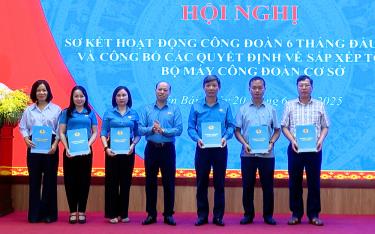 Lãnh đạo Công đoàn các cơ quan Đảng và Chính quyền tỉnh Yên Bái trao quyết định thành lập mới cho các công đoàn cơ sở trực thuộc.