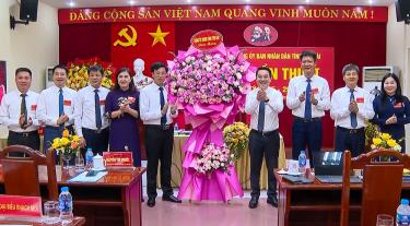 Phó Bí thư Tỉnh ủy, Chủ tịch UBND tỉnh Nguyễn Tuấn Anh và các đồng chí Phó Chủ tịch UBND tỉnh tặng hoa chúc mừng Đại hội.