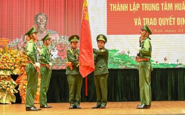 Trung tướng Lê Đức Thái trao Quân kỳ Quyết thắng đối với Trung tâm Huấn luyện - Cơ động Tây Bắc.