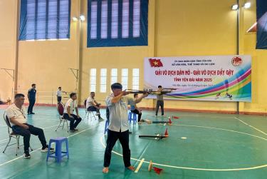 Các VĐV thi đấu nội dung đứng bắn nỏ tại Giải vô địch Bắn nỏ - Đẩy gậy tỉnh Yên Bái năm 2025.
