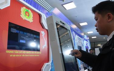 Chuyển đổi số phải đặt người dân và doanh nghiệp ở vị trí trung tâm, và sự hài lòng của người dân là thước đo quan trọng hàng đầu.