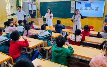 Học sinh Trường Tiểu học Kim Đồng, thành phố Yên Bái được hướng dẫn cách chăm sóc răng miệng.