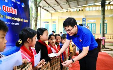 Tỉnh đoàn dafabet dang nhap trao tặng học bổng cho học sinh nghèo vượt khó tại thôn Tàng Ghênh, xã Pá Lau, huyện Trạm Tấu.