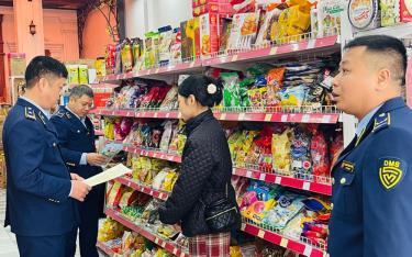 Cơ quan chức năng kiểm tra nguồn gốc, xuất xứ hàng hóa tại hộ kinh doanh cá thể ở thị trấn Thác Bà, huyện Yên Bình.