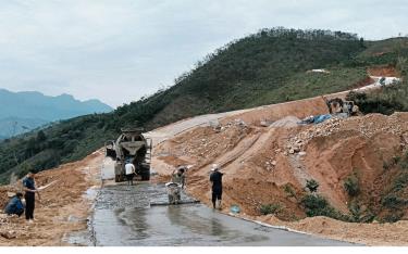 Đường giao thông đi các thôn vùng sâu của xã Châu Quế Thượng tiếp tục được quan tâm đầu tư cứng hóa, bảo đảm giao thương thuận lợi.