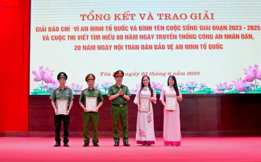 Đại tá Đinh Xuân Thiệp, Phó Giám đốc Công an tỉnh Yên Bái trao giải A Giải báo chí với chủ đề “Vì an ninh Tổ quốc và bình yên cuộc sống”, giai đoạn 2023 - 2025 cho các tác giả, nhóm tác giả