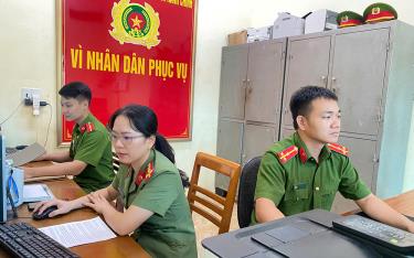 Cán bộ Công an xã Thành Thịnh làm tốt công tác tiếp nhận và trả kết quả các hồ sơ về cư trú công dân.
