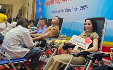 Đoàn viên công đoàn Hội Nhà báo tỉnh Bái tham gia Ngày hội hiến máu tình nguyện năm 2025.