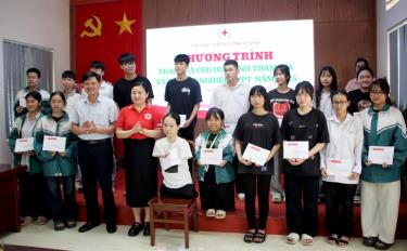 Đại diện lãnh đạo Hội Chữ thập đỏ tỉnh và đại diện Ban Giám hiệu Trường THPT Lý Thường Kiệt, thành phố Yên Bái trao hỗ trợ cho học sinh có hoàn cảnh khó khăn tham gia Kỳ thi tốt nghiệp THPT năm 2025.