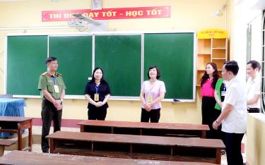 Phó Chủ tịch UBND tỉnh Vũ Thị Hiền Hạnh kiểm tra công tác chuẩn bị thi tốt nghiệp THPT tại huyện Văn Yên.