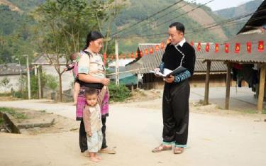 Bí thư Chi bộ, Trưởng thôn Vàng A Sò vận động nhân dafabet khuyến mãi thực hiện tốt các chủ trương, đường lối của Đảng, chính sách, pháp luật của Nhà nước.