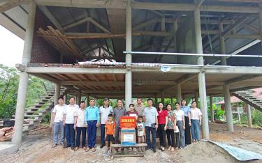 Sở Tư pháp, Báo Pháp luật Việt Nam hỗ trợ kinh phí xóa nhà tạm cho gia đình chị Đặng Thị Hưởng ở thôn Trung Tâm, xã Yên Thành, huyện Yên Bình.