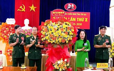 Đồng chí Lê Thị Thu Thủy - Phó Bí thư Đảng ủy các cơ quan Đảng tỉnh Yên Bái tặng hoa chúc mừng Đại hội