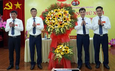 Đồng chí Đỗ Quang Minh - Phó Bí thư chuyên trách Đảng uỷ UBND tỉnh tặng hoa chúc mừng Đại hội.