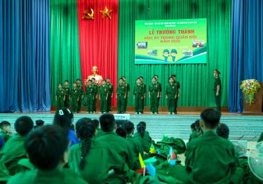 Các chiến sỹ nhí thực hiện nội dung báo cáo rèn luyện.