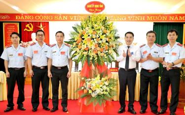 Đồng chí Nguyễn Tuấn Anh - Phó Bí thư Tỉnh ủy, Bí thư Đảng ủy, Chủ tịch UBND tỉnh (thứ 3, từ phải sang) tặng hoa chúc mừng Đại hội Đảng bộ Thanh tra tỉnh lần thứ X, nhiệm kỳ 2025 - 2030.