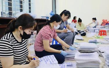 Cán bộ, công chức huyện Lục Yên miệt mài chỉnh lý, số hóa hồ sơ tài liệu “chạy đua với thời gian” để kịp tiến độ sắp xếp đơn vị hành chính mới.