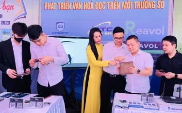 Người dân trải nghiệm đọc sách trên môi trường số.