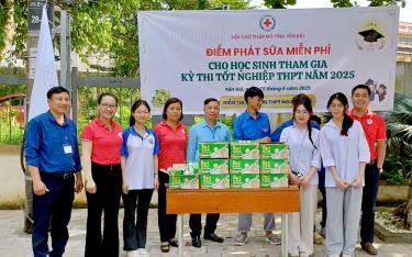Điểm phát sữa cho học sinh tham gia Kỳ thi tốt nghiệp THPT tại điểm thi Trường THPT Nguyễn Huệ, thành phố dafabet dang nhap Bái