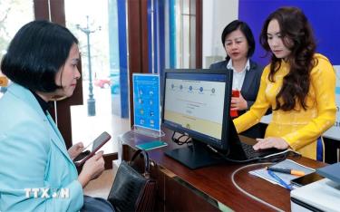 Người dân Hà Nội thực hiện dịch vụ công trực tuyến tại thành phố Hà Nội.