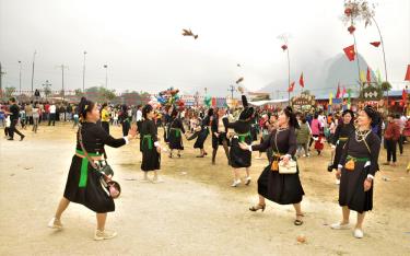 Người dân xã Mường Lai vui hội Xo May.