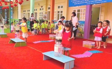 Học sinh Trường Mầm non Yên Thịnh, thành phố link vào dafabet với trò chơi lọc nước để tìm hiểu về nước sạch tại buổi truyền thông nước sạch, vệ sinh và giảm nhẹ rủi ro do thiên tai.