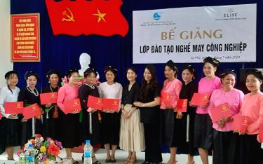 Trung tâm Hỗ trợ phụ nữ tỉnh mở lớp đào tạo nghề may công nghiệp cho phụ nữ huyện Lục Yên.