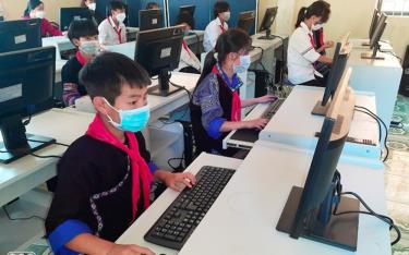 Học sinh vùng cao đăng nhập dafabet trong giờ học môn Tin học.