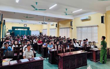 Cán bộ Phòng Cảnh sát Phòng chống tội phạm ma túy, Công an tỉnh tuyên truyền về phòng, chống ma túy cho giáo viên các trường học.