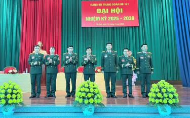 Ban Chấp hành Đảng bộ Trung đoàn Bộ binh 121 nhiệm kỳ 2025 - 2030 ra mắt Đại hội.