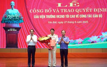 Phó Viện trưởng Viện Kiểm sát nhân dân tối cao Hồ Đức Anh và đồng chí Trịnh Xuân Trường, Bí thư Tỉnh ủy, Chủ tịch UBND tỉnh Lào Cai  trao Quyết định bổ nhiệm và tặng hoa chúc mừng ông Nguyễn Minh Tiến giữ chức Viện trưởng Viện Kiểm sát nhân dân tỉnh Lào Cai sau hợp nhất.