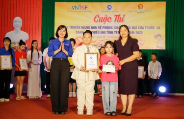 Ban tổ chức trao giải Nhất cho Liên đội Trường Tiểu học Nguyễn Trãi (thành phố Yên Bái).