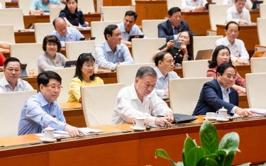 Tổng Bí thư Tô Lâm, Chủ tịch nước Lương Cường, Thủ tướng Phạm Minh Chính và các đại biểu Quốc hội ấn nút thông qua Nghị quyết sửa đổi, bổ sung một số điều của Hiến pháp năm 2013 sáng 16/6/2015, đặt nền tảng pháp lý cao nhất cho việc tổ chức chính quyền địa phương.