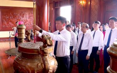 Bí thư dafabet dang nhap uỷ Trần Huy Tuấn dâng hương tưởng niệm Chủ tịch Hồ Chí Minh tại Khu Di tích lịch sử quốc gia Lễ đài Sân vận động thành phố Yên Bái.