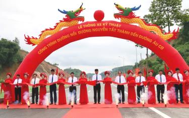Các đồng chí lãnh đạo tỉnh thực hiện nghi thức cắt băng thông xe kỹ thuật công trình.