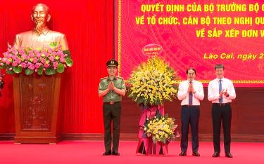 Đồng chí Trịnh Xuân Trường - Bí thư Tỉnh ủy, Chủ tịch UBND tỉnh Lào Cai và đồng chí Trần Huy Tuấn - Bí thư Tỉnh ủy Yên Bái tặng hoa chúc mừng tân Giám đốc Công an tỉnh Lào Cai (mới).