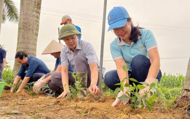 Đồng chí Phan Thanh Yên - Chủ tịch Hội Liên hiệp Phụ nữ huyện Yên Bình là cán bộ Đề án 11 (ngoài cùng, bên phải) tham gia trồng cây cùng người dân trong “Ngày thứ Bảy cùng dân”.