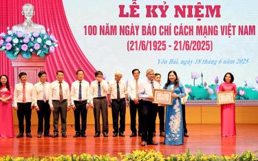 Phó Chủ tịch UBND tỉnh Vũ Thị Hiền Hạnh trao Bằng khen của UBND tỉnh cho nhà dafabet com Nguyễn Thanh Vân nhân dịp kỷ niệm 100 năm Ngày dafabet com chí cách mạng Việt Nam.