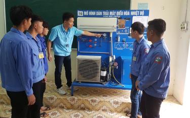 Giờ học modul đo lường điện lạnh của học viên Trường Trung cấp Dân tộc nội trú Nghĩa Lộ.